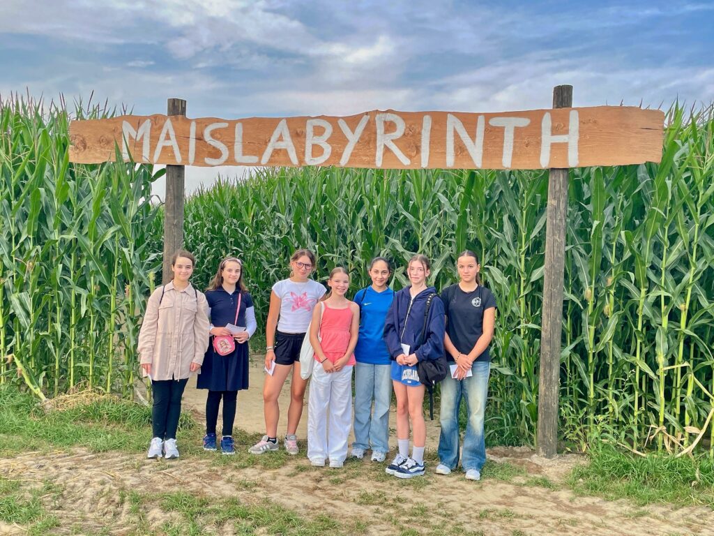 Weibliche C Jugend im Maislabyrinth